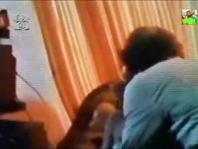 نوزاد با یک تکه الاغ شگفت انگیز که روی خروسش تپش می عکس متحرک خوردن ممه زند