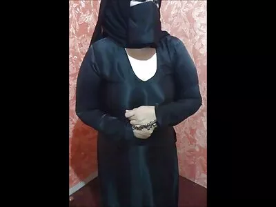 یک زن به کارگردان پورن رشوه می دهد تا با سکس ممه ۸۵ او در رختخواب کنار بیاید
