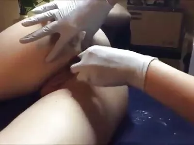 پس از فراخواندن برای بازجویی ، کارآگاه می خواهد معاینه کامل ممه خوردن متحرک بدن را انجام دهد