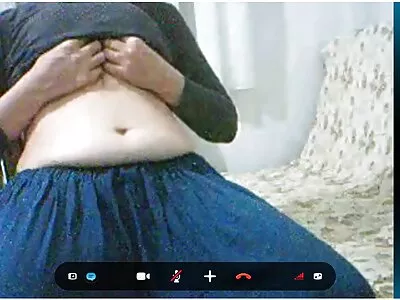 بلوند دارای باسن کوچک و دهان پهن با سکس ممه خوری خروس است