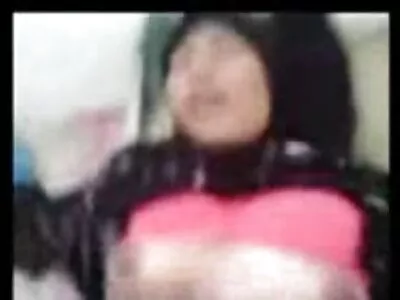 MILF موی تیره پیروی از همسر شاخدارش را دنبال می کند ممه سکسی
