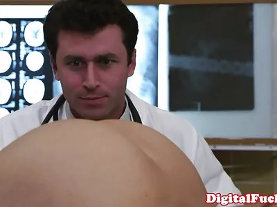 بلوند با پوست کم رنگ ممه کیر در اتاق خواب می مکد و سوار می شود