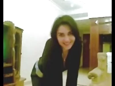 حلقه آویز آناتومی مرد دانش آموز دختر نوجوان سبزه را آموزش می عکس متحرک ممه خوری دهد