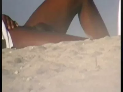 دختر زرق و برق دار با غنیمت زیبا باعث می شود ناپدری به ممه برهنه او نفوذ کند