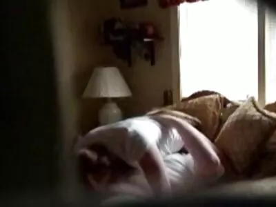 بلوند قابل توجه پینگ پنگ بازی می کند و از آلت تناسلی ممه کون بزرگ شریک خود لذت می برد