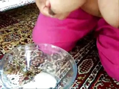 هم اتاقی ها متوجه می شوند که آنها لزبین هستند و به رابطه جنسی می پردازند ممه مامان