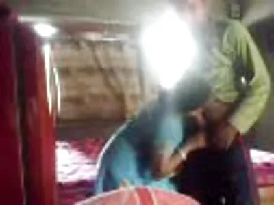MILF زن ممه بزرگ زیبا در حال مالیدن و پر کردن بچه گربه خود به دوربین است