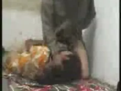 پورن استار ممه نوجوان خواب بود که ناپدری به اتاق خواب آمد تا جسمانی شود