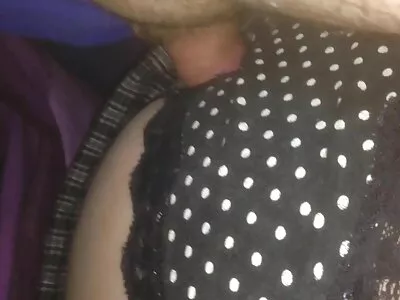 موهای بلوند نوجوان آن تخته بزرگ را خاله ممه روی میز آشپزخانه سوار می شود