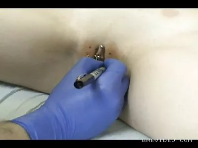 Chesty MILF دوبار توسط پشم های درجه یک با استرپون نفوذ می سکس ممه گنده کند