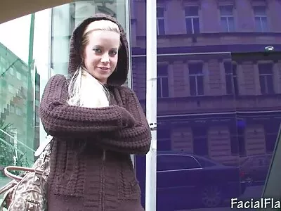 MILF دوربین مخفی ممه ساق بلند با موهای کوتاه خروس پسر طاس را در حال حرکت بررسی می کند