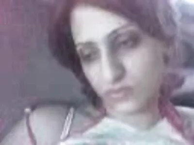 سبزه خالکوبی شده در جوراب های سفید عاشق لیسیدن توپ سکس با ممه گنده هایش است